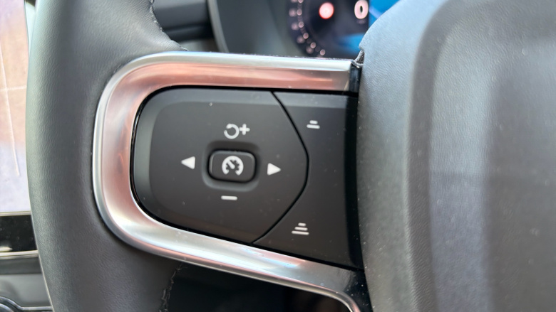 Volvo XC40 2.0 B4P Ultra Dark 5dr Auto Petrol Estate